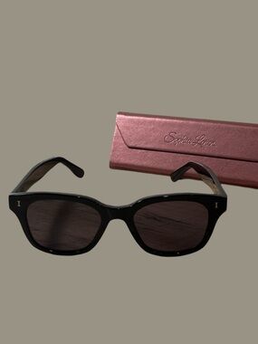 Illesteva Melrose Black Frame Sunglasses 🕶️ with Sophia Loren Case